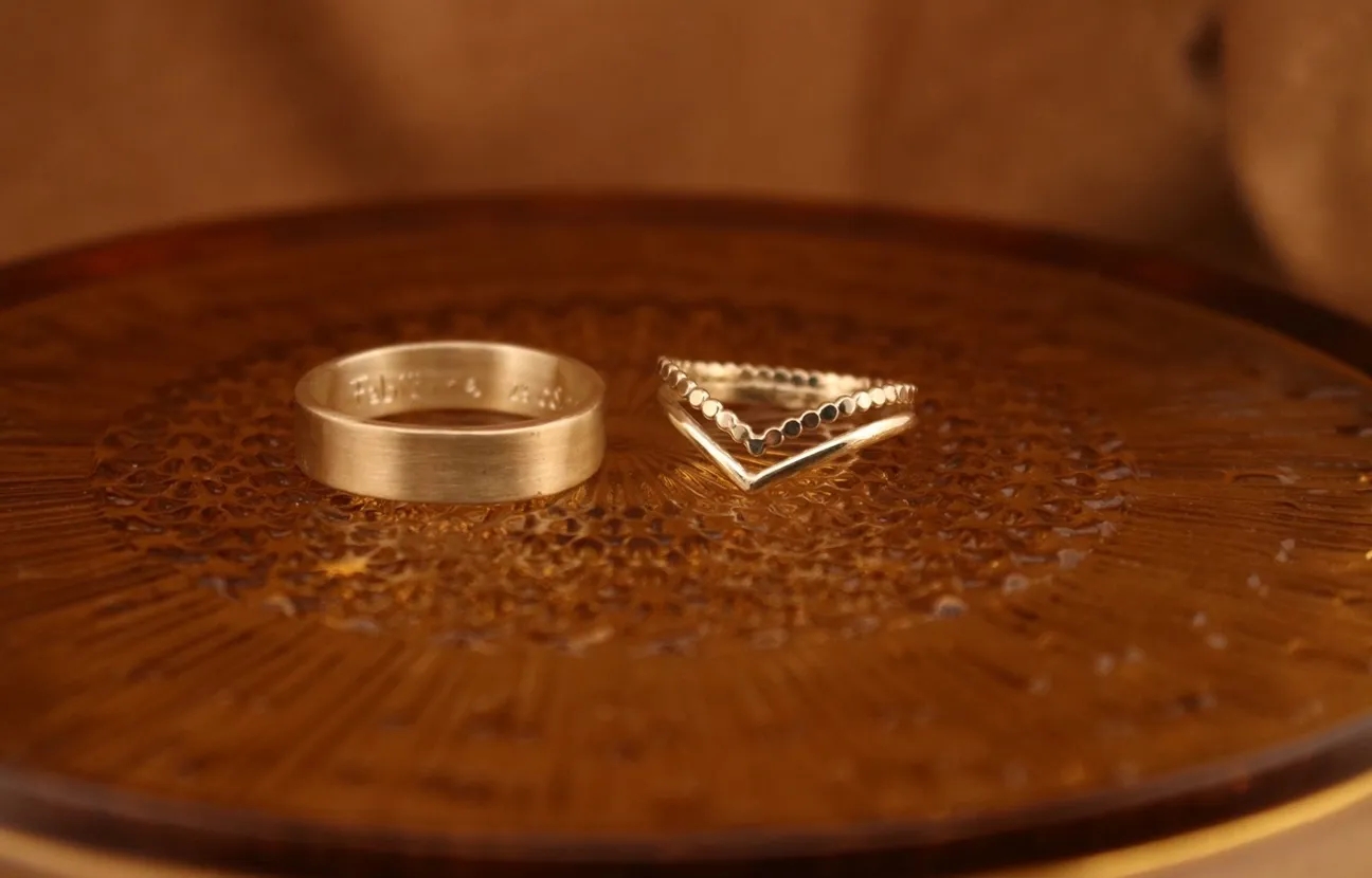 twee ringen gemaakt door happy hippies