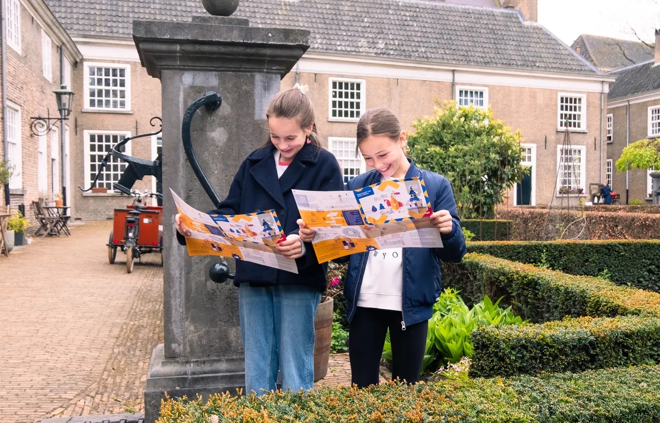 Meisje met speurtocht in de hand bij de Grote Kerk Breda