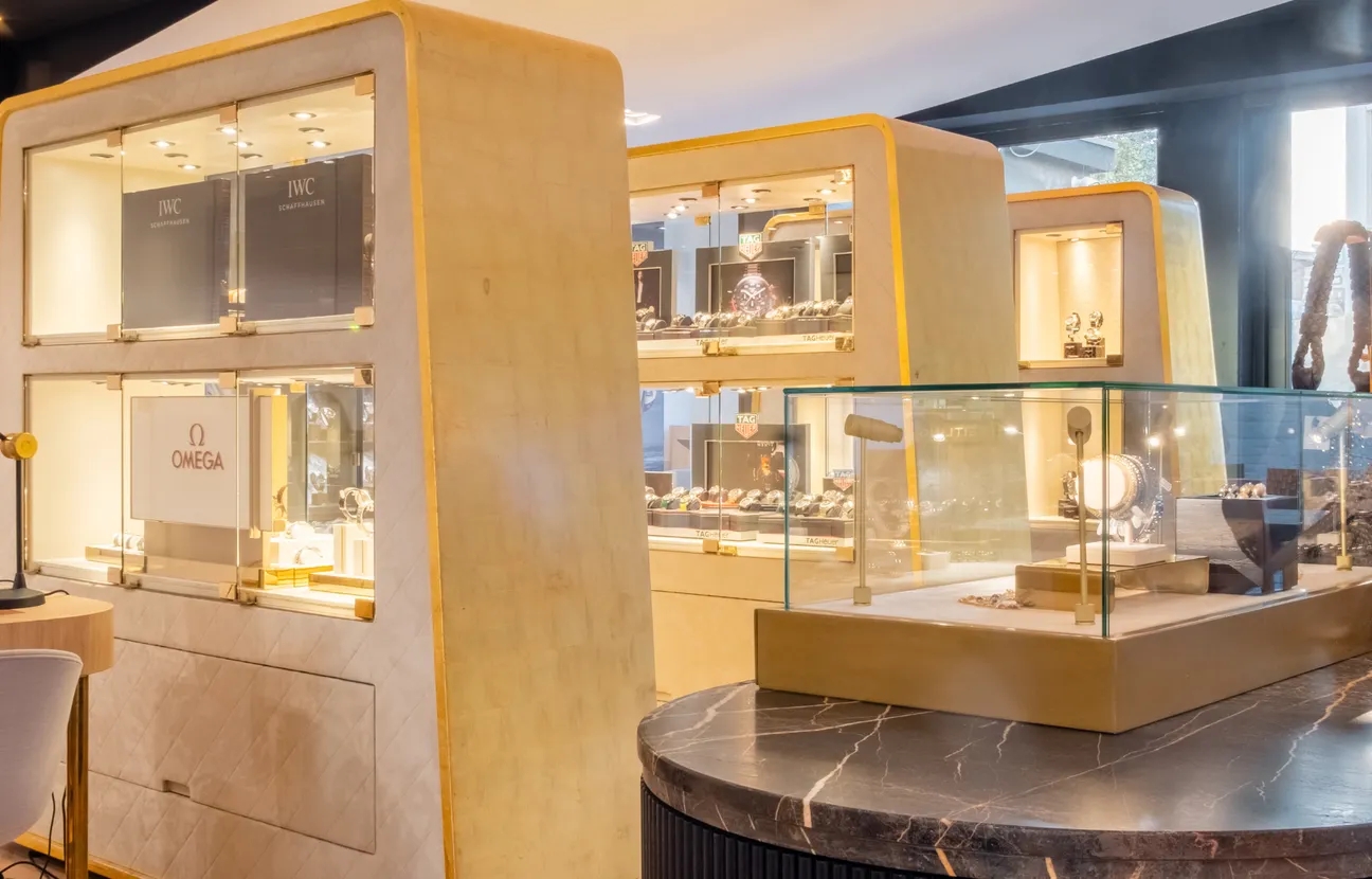 Winkel van house of pertijs vol met sieraden