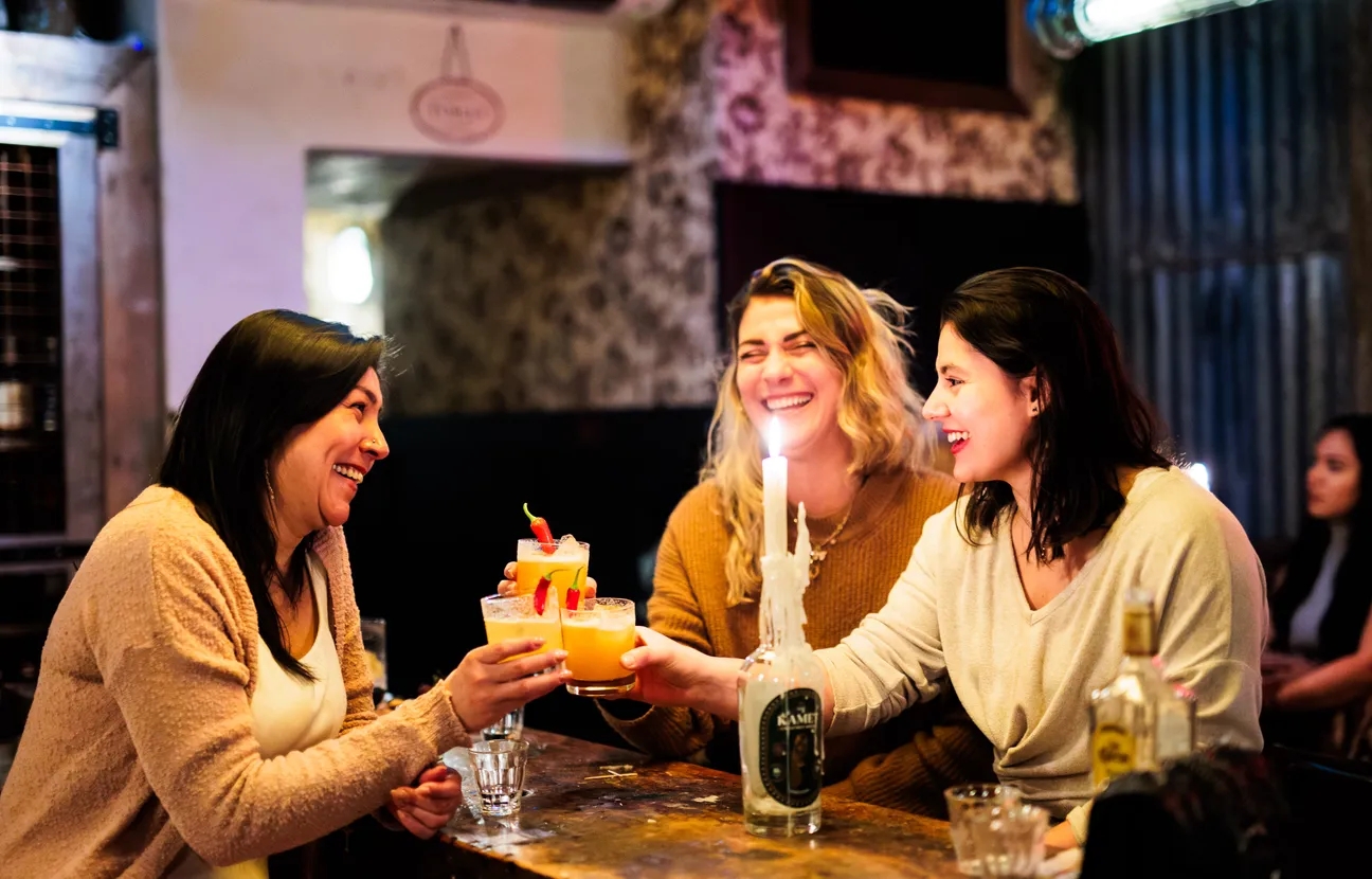 Drie vrindinnen aan het genieten van Cocktails bij de bar next door in Breda