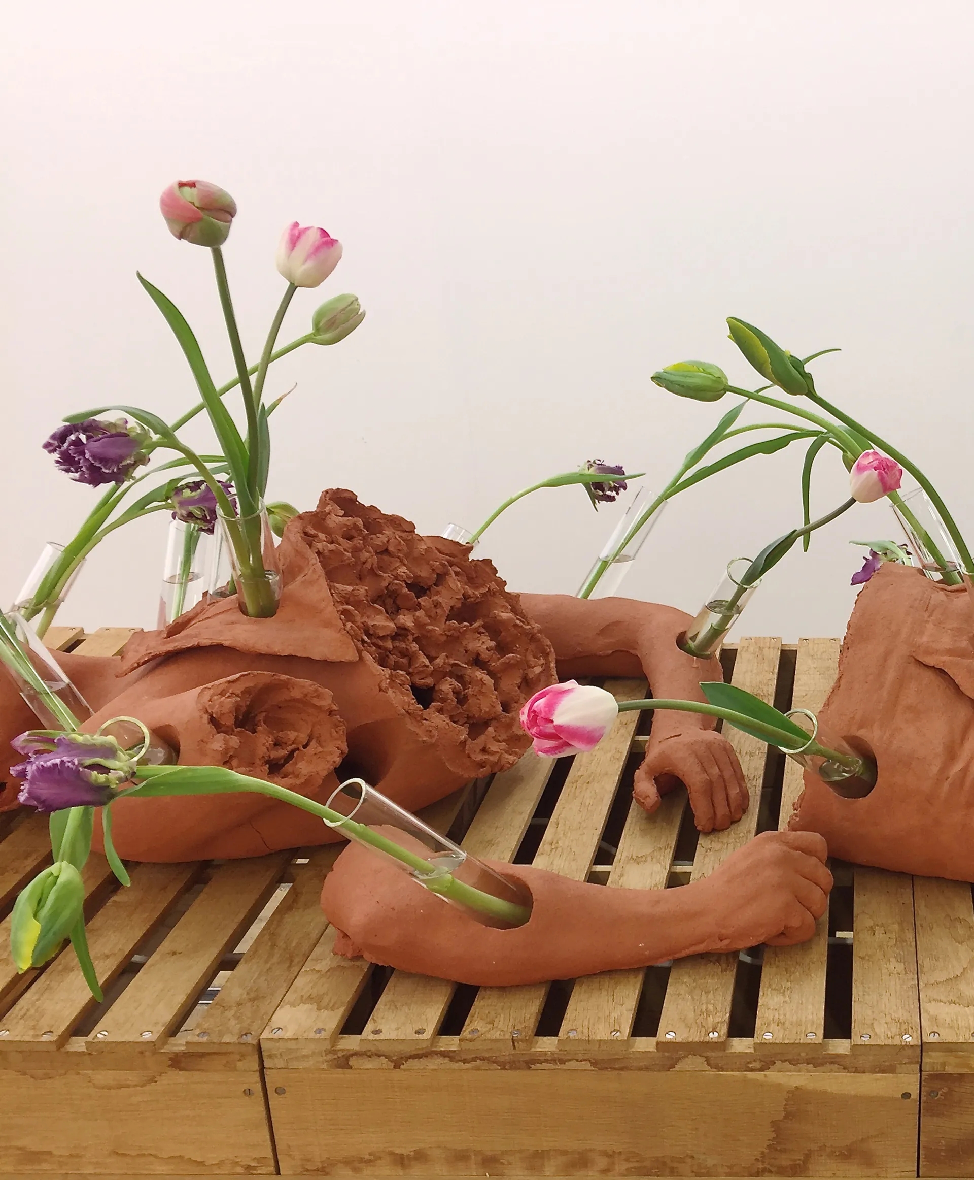 Kunstwerk TRANS-FORM. Tulpen in aardewerk