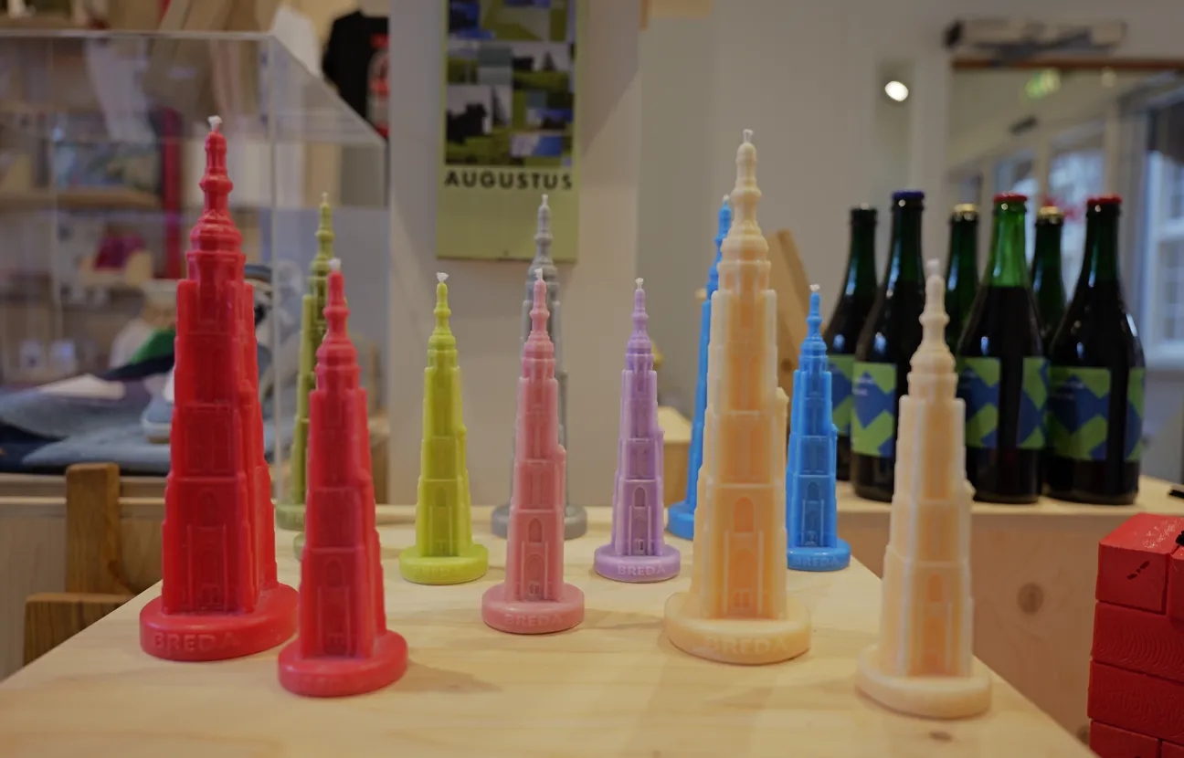 kaarsen in verschillende kleuren in de vorm van de toren van de Grote Kerk Breda