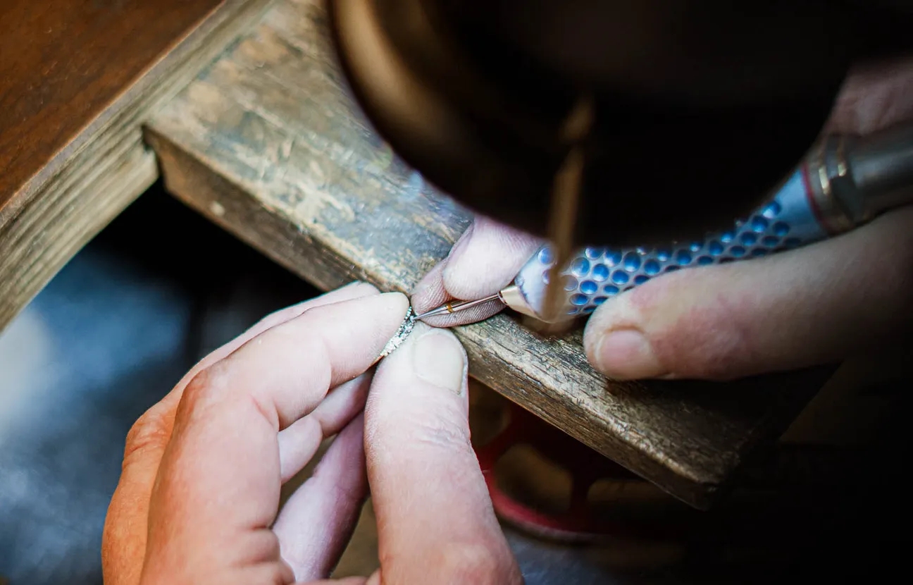 Grit van hof van smeden aan het werk aan een sieraad