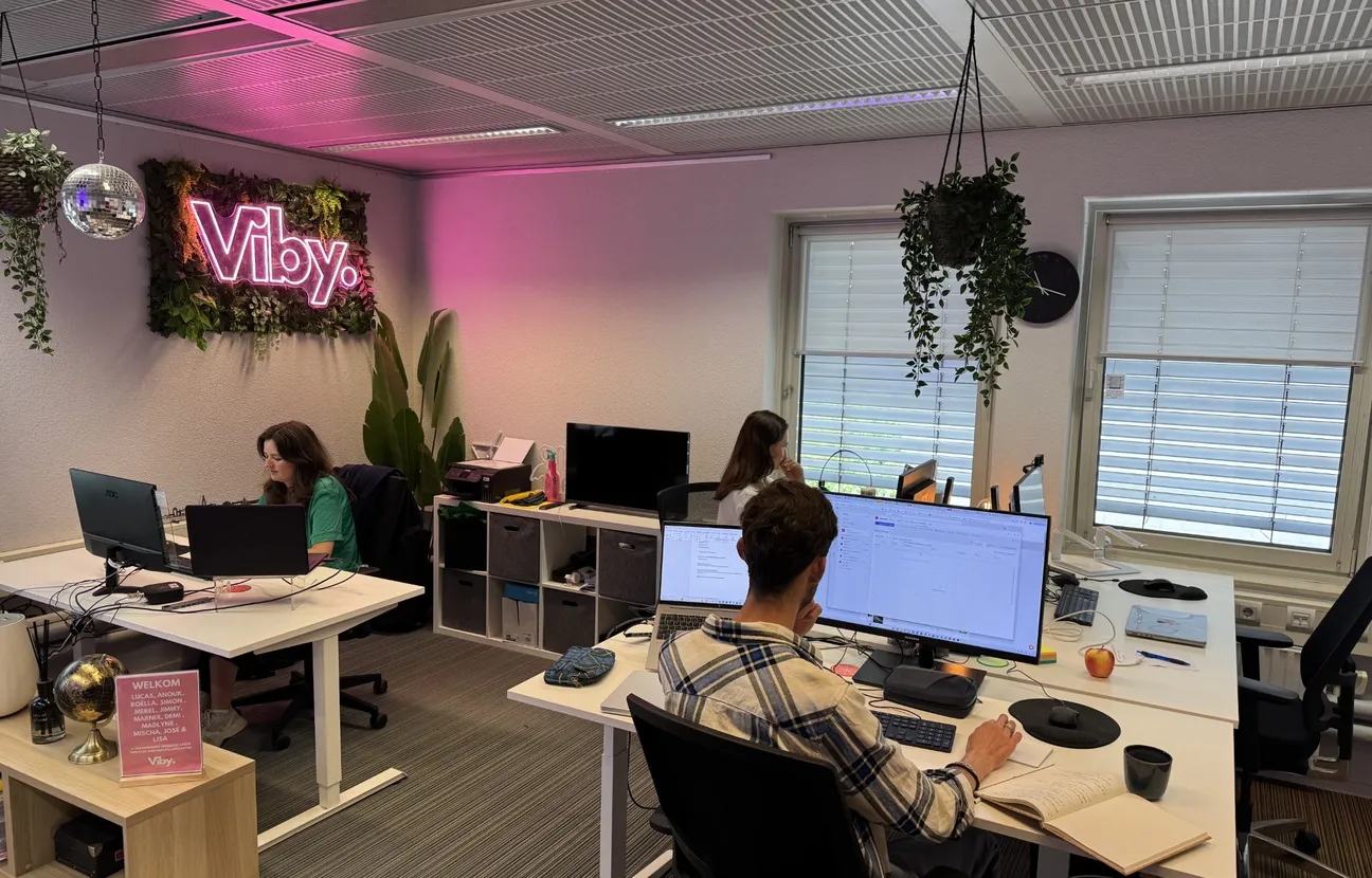Kantoor met mensen aan bureaus