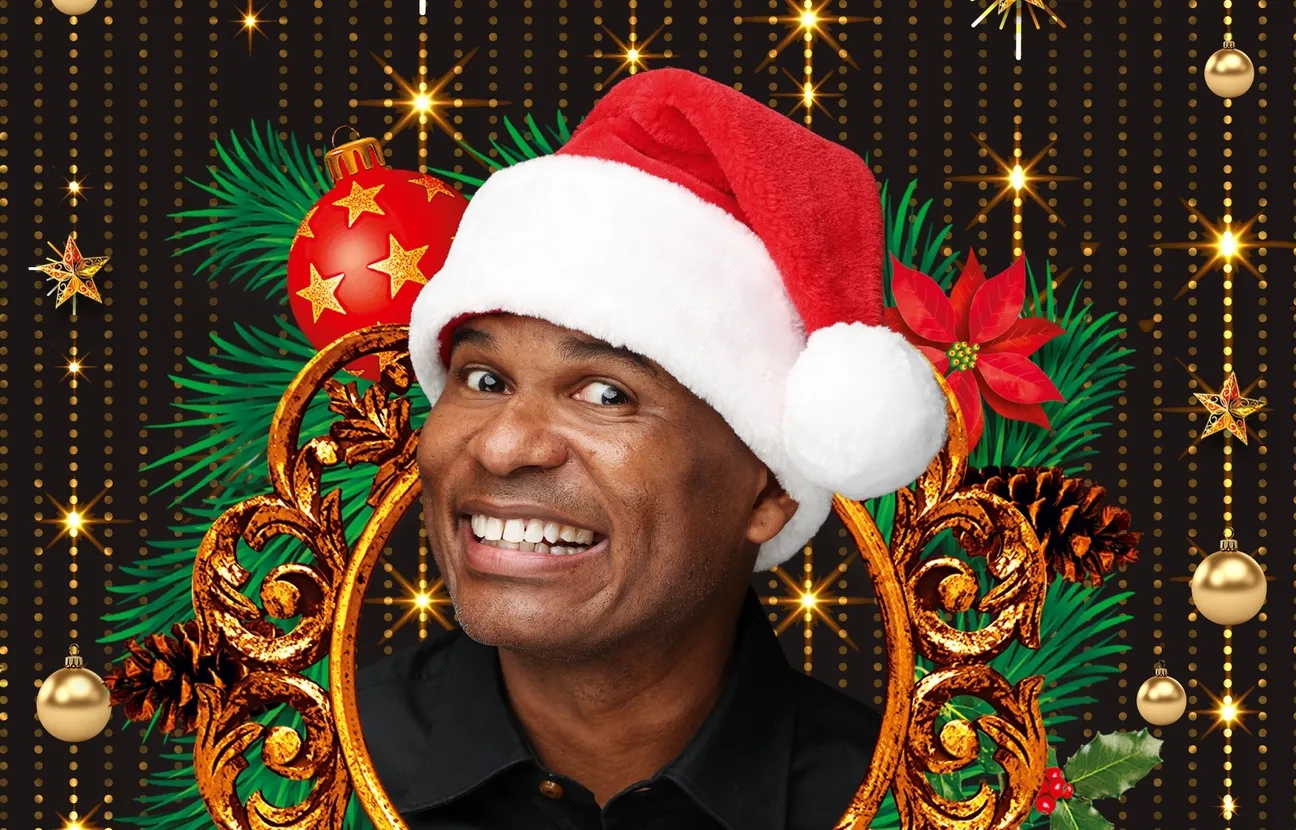 Cabaret artist Roué Verveer with Christmas hat