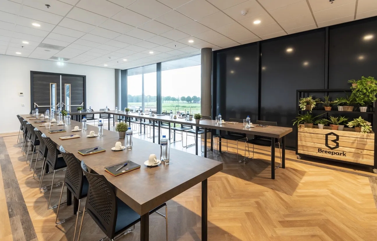 Vergaderzaal bij Breepark met lange tafels in U-vorm