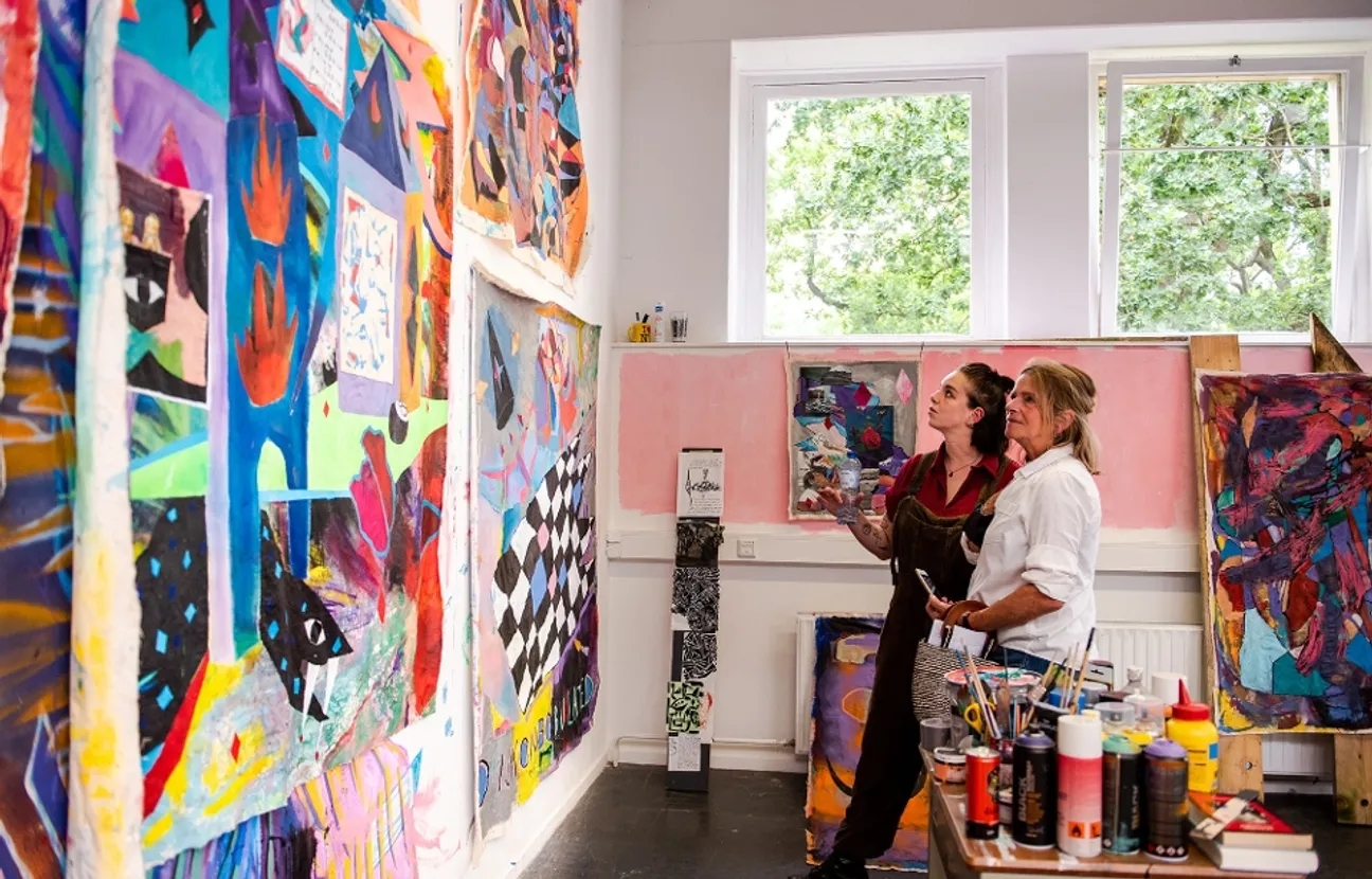 Studenten bewonderen hun kunst op St. Joost