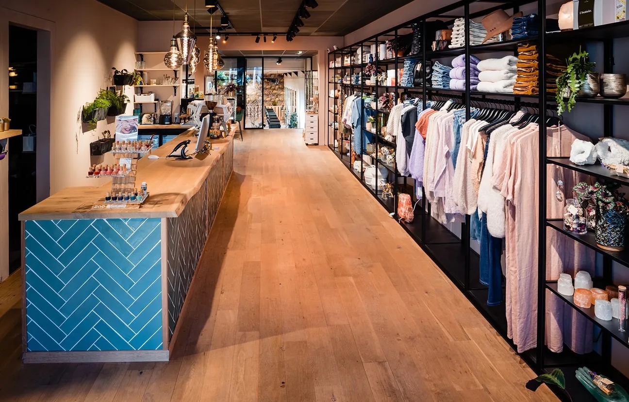 Ruime foto van een winkel waar ze kleding verkopen