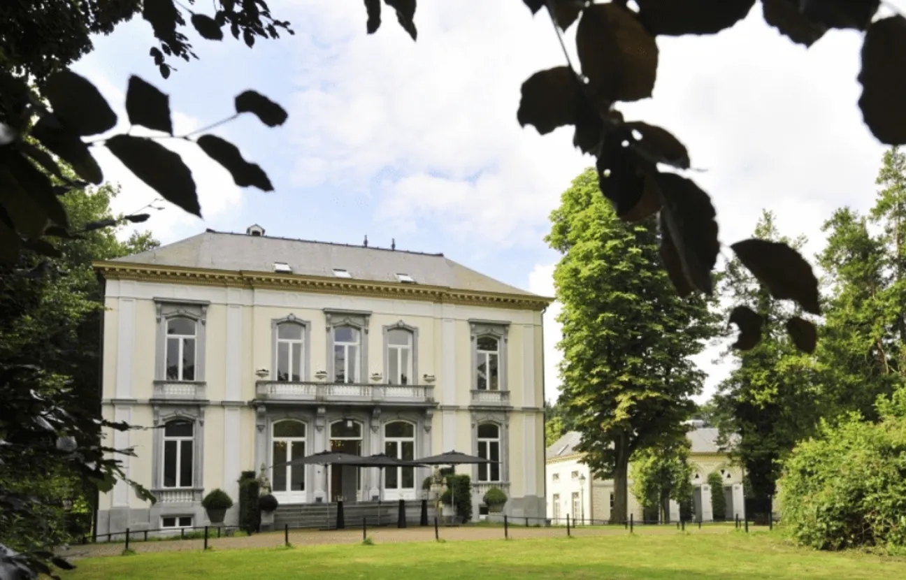 Buitenaanzicht van het witte Landhuis Wolfslaar