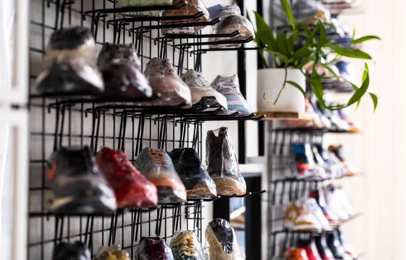 Sneakers bij Fawl Customs in Breda