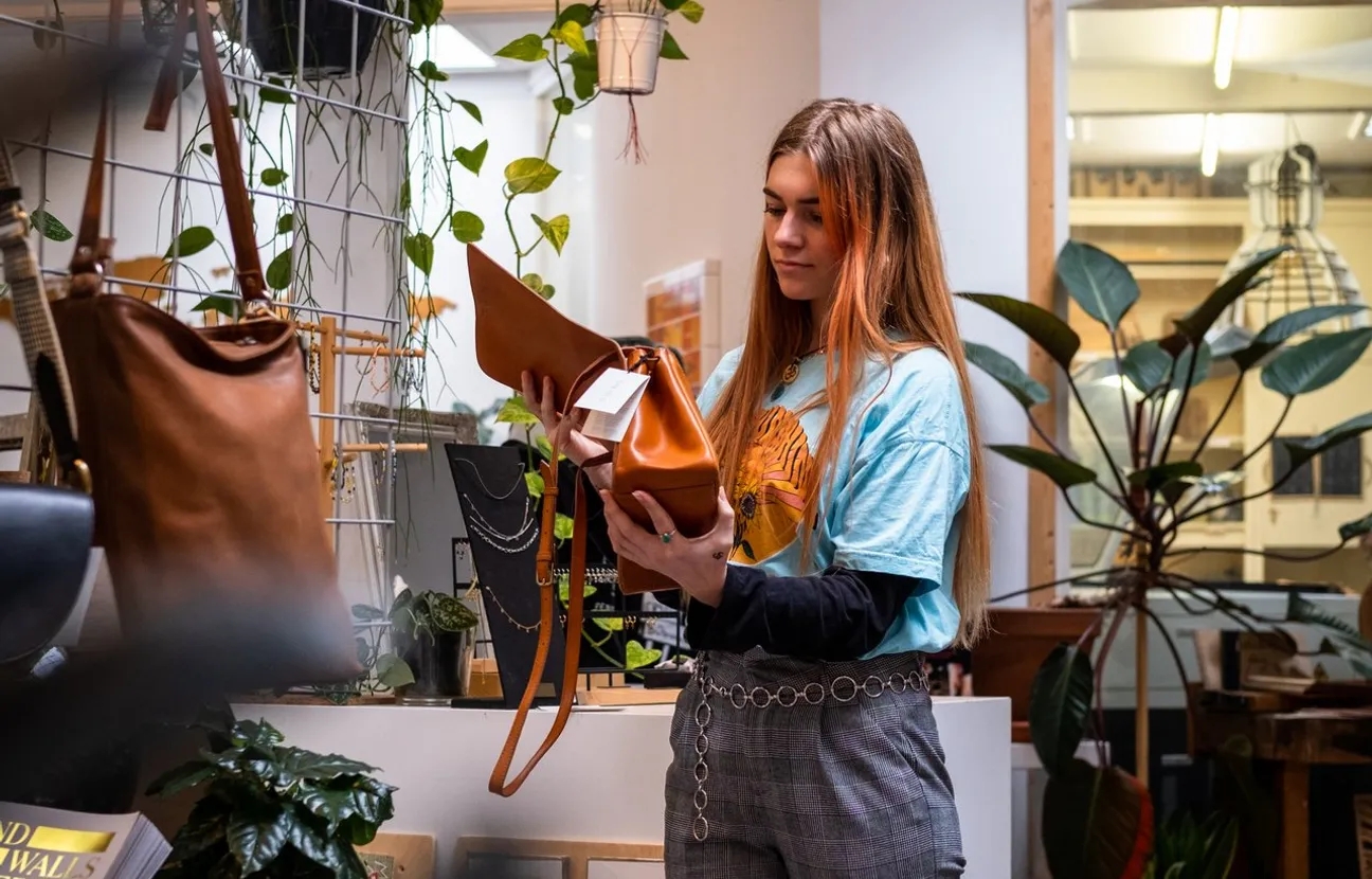 Een vrouw in Brandpunt die een tas bekijkt