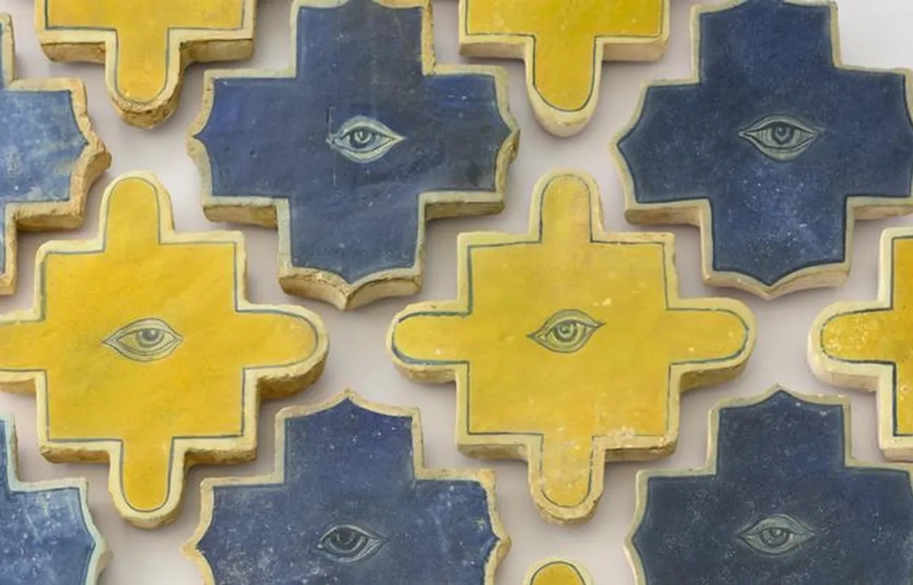 Gele en blauwe oogtegels uit het Kasteel van Breda