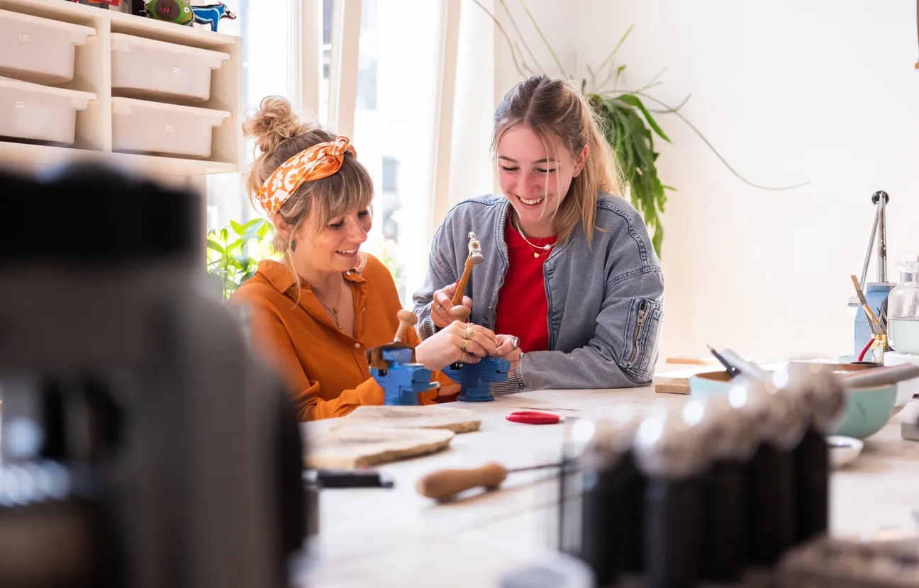 Mensen die een workshop aan het doen zijn bij Happy Hippies