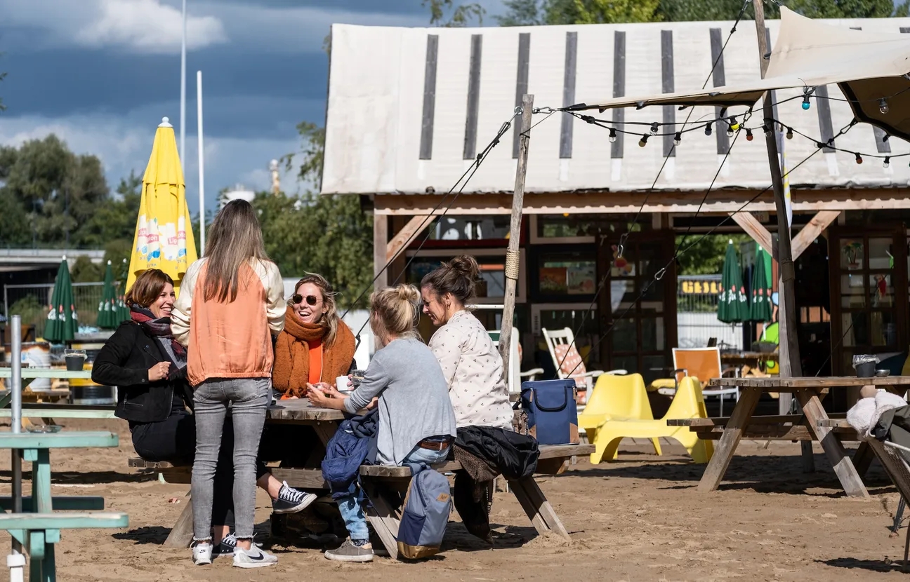 Mensen op het terras van Belcrum Beach
