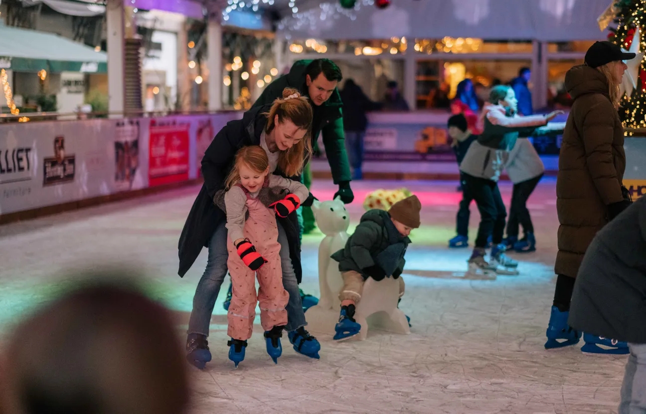 Children on the ice rink at Grote Markt