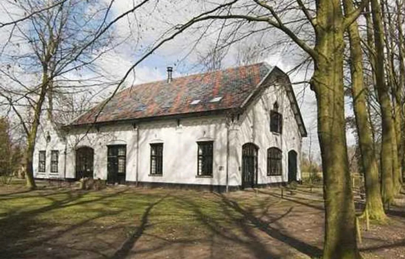 Buitenaanzicht van het witte Koetshuijs