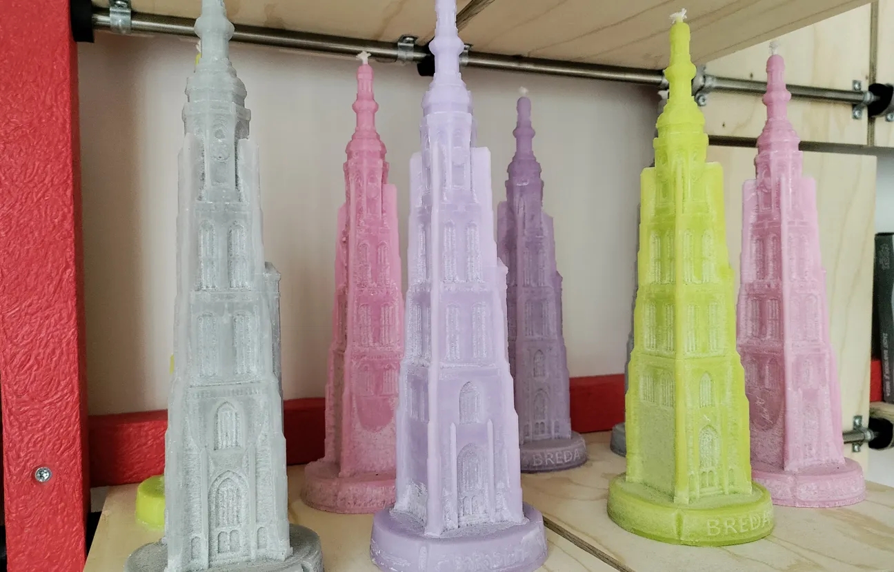 kaarsen in verschillende kleuren in de vorm van de toren van de Grote Kerk Breda