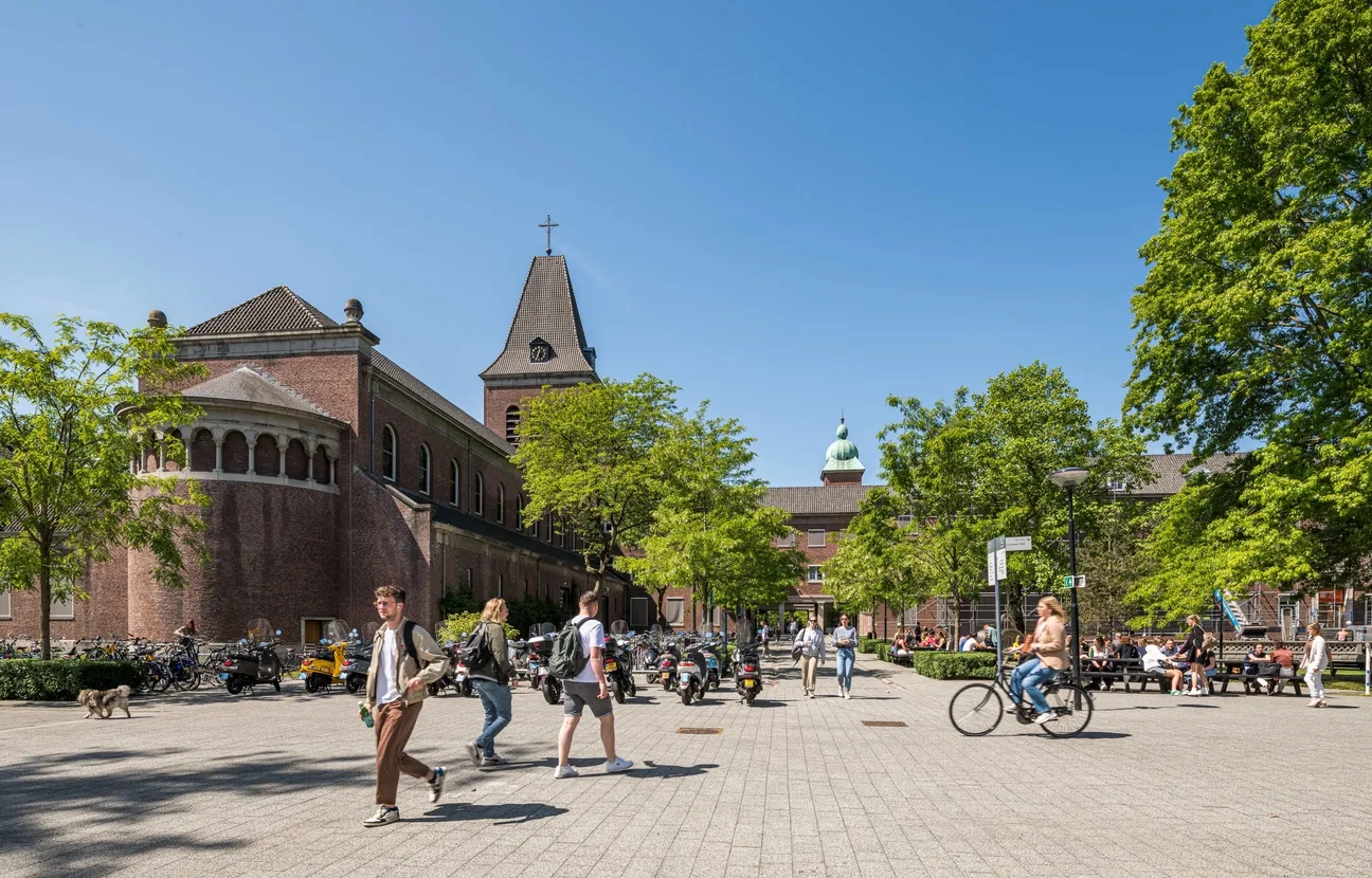 Studenten op de campus van BUas