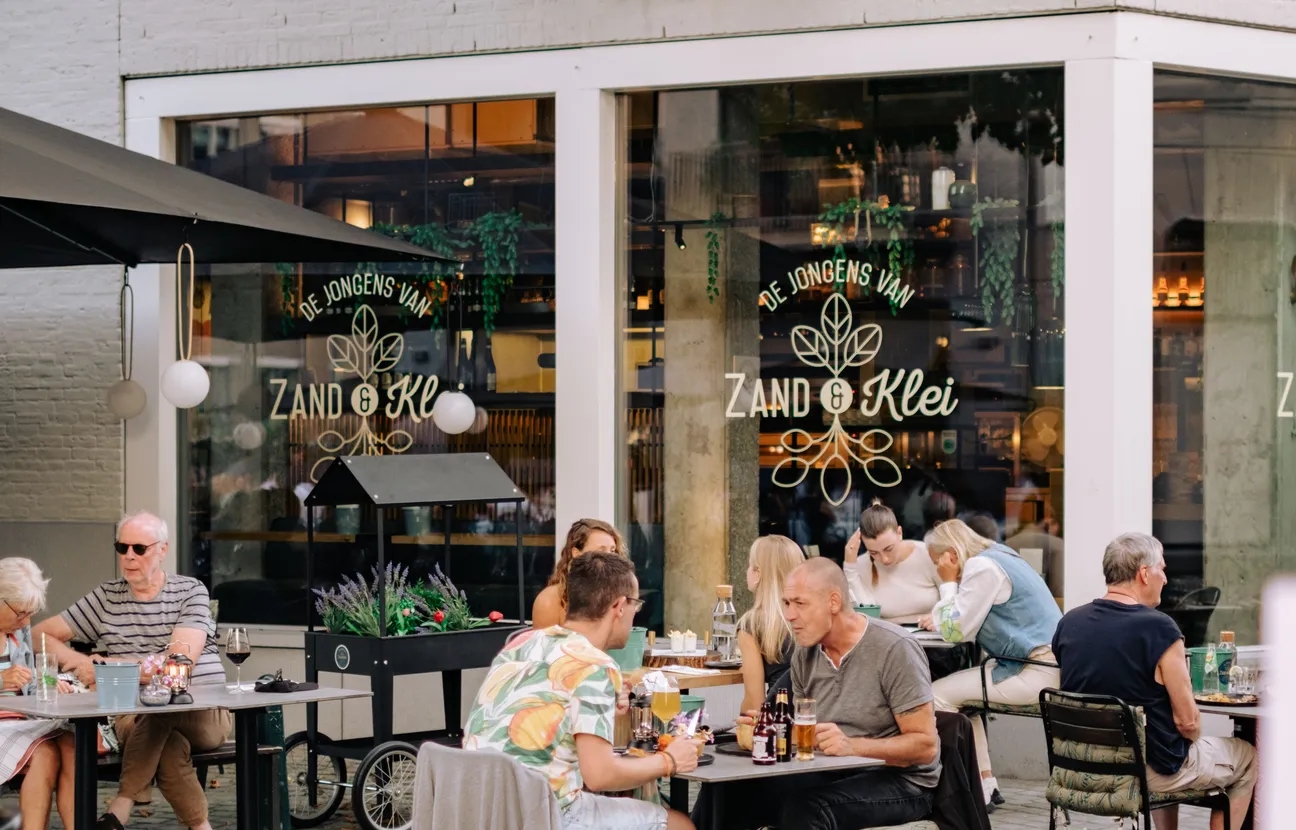 Mensen op het terras van de Jongens van Zand en Klei in Breda