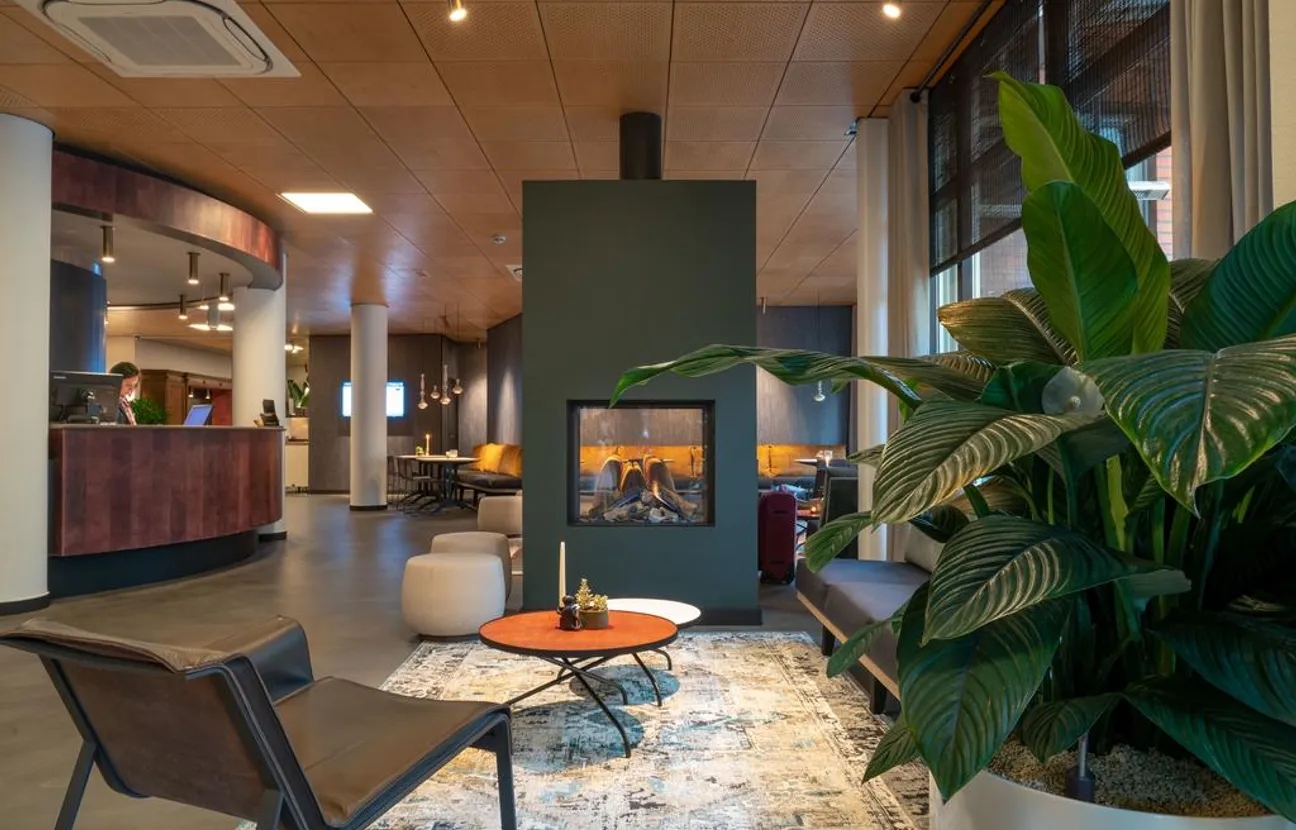 Zitje bij de haard in de entree van Hotel Keyser