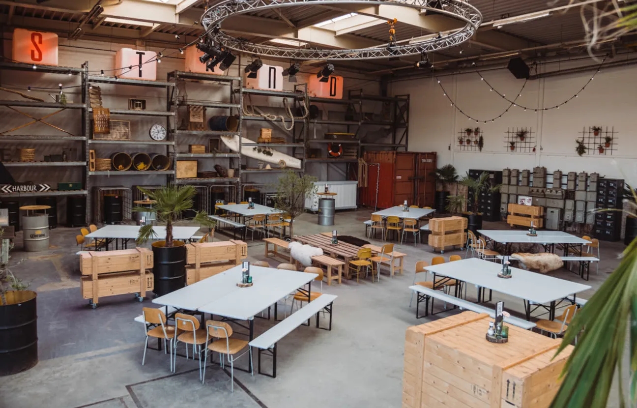 Hal van STRND met picknicktafels