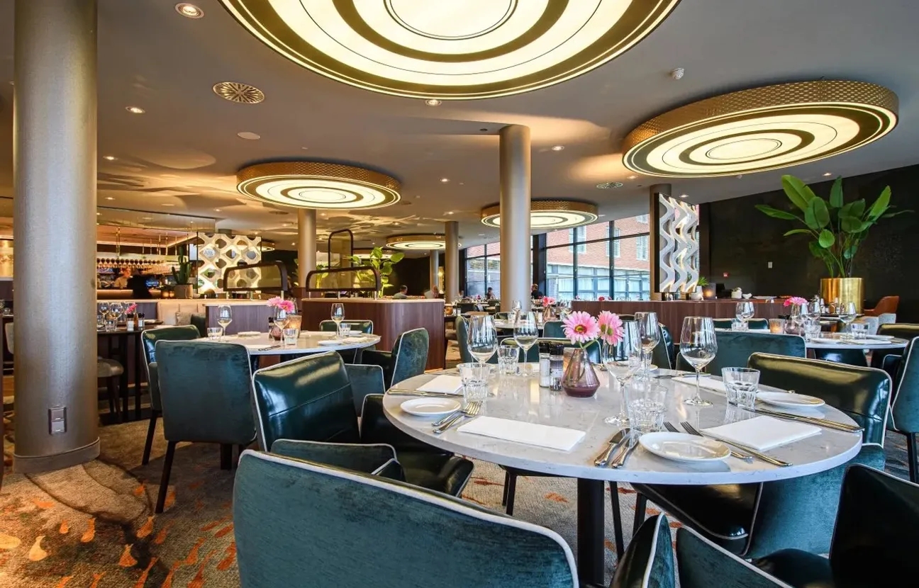 Resaurant van hotel Van Der Valk met witte tafels en blauwe stoelen