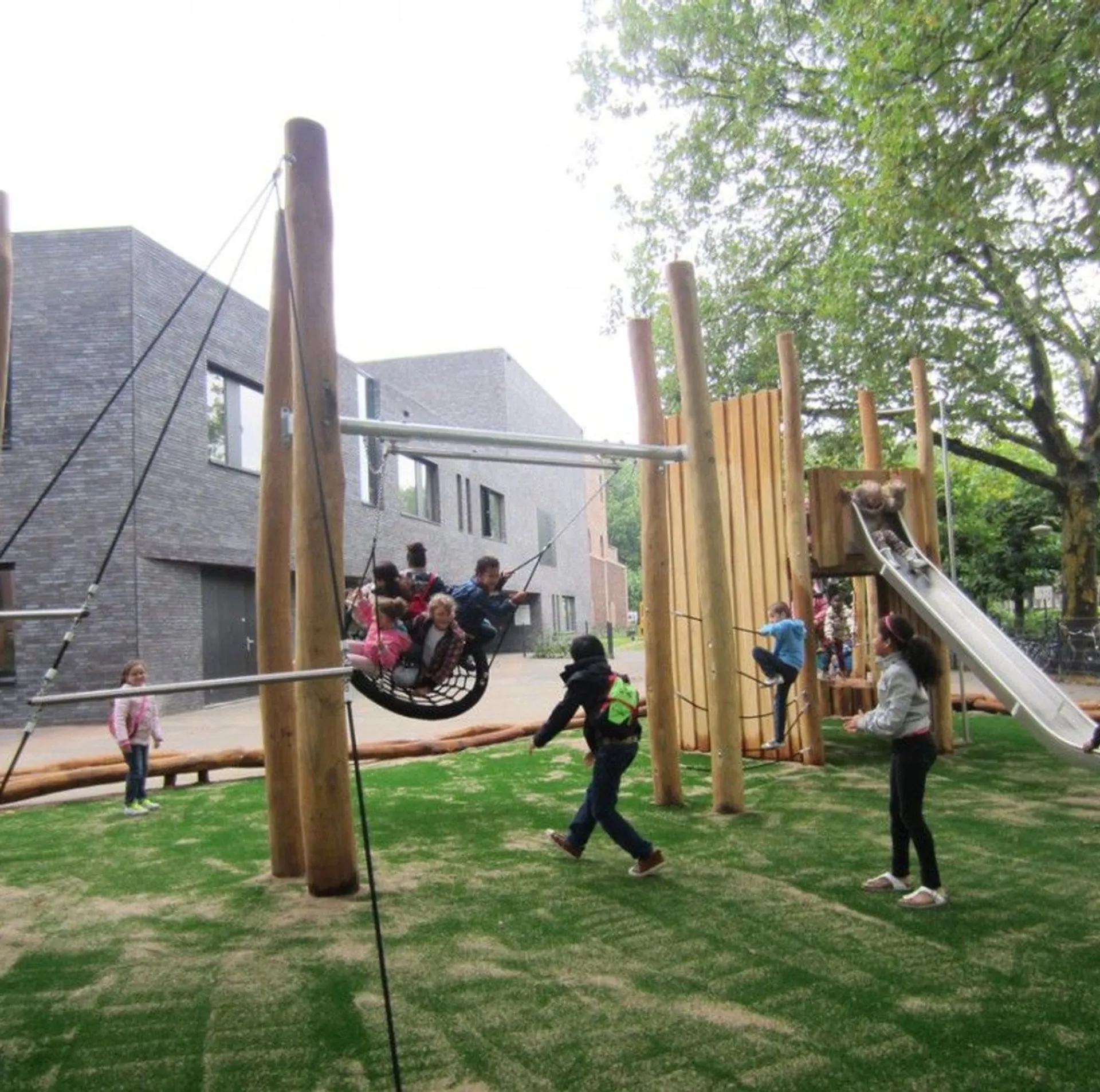 speeltuin met spelende kinderen bij een speeltoestel