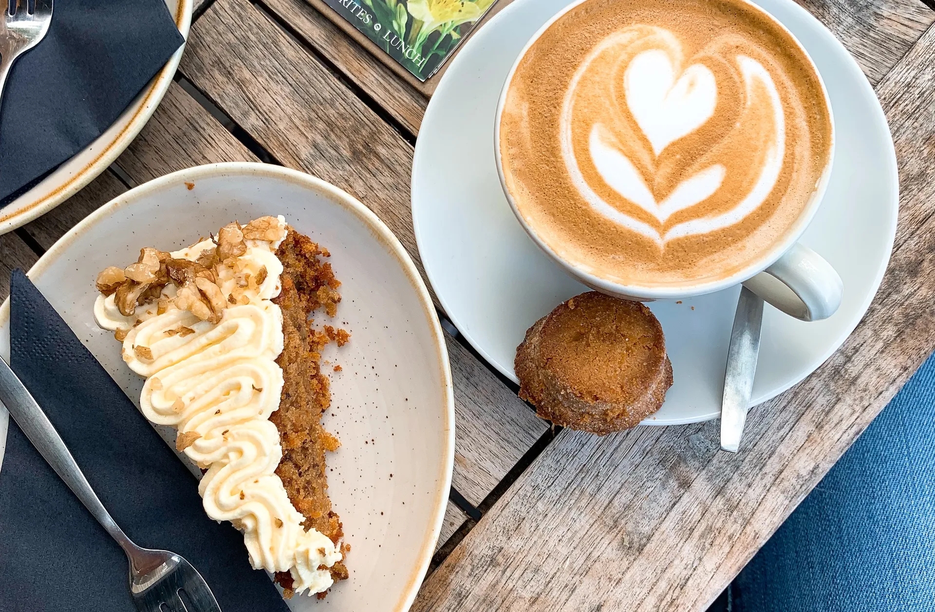 foto van een kopje koffie en cake bij barista café in Breda