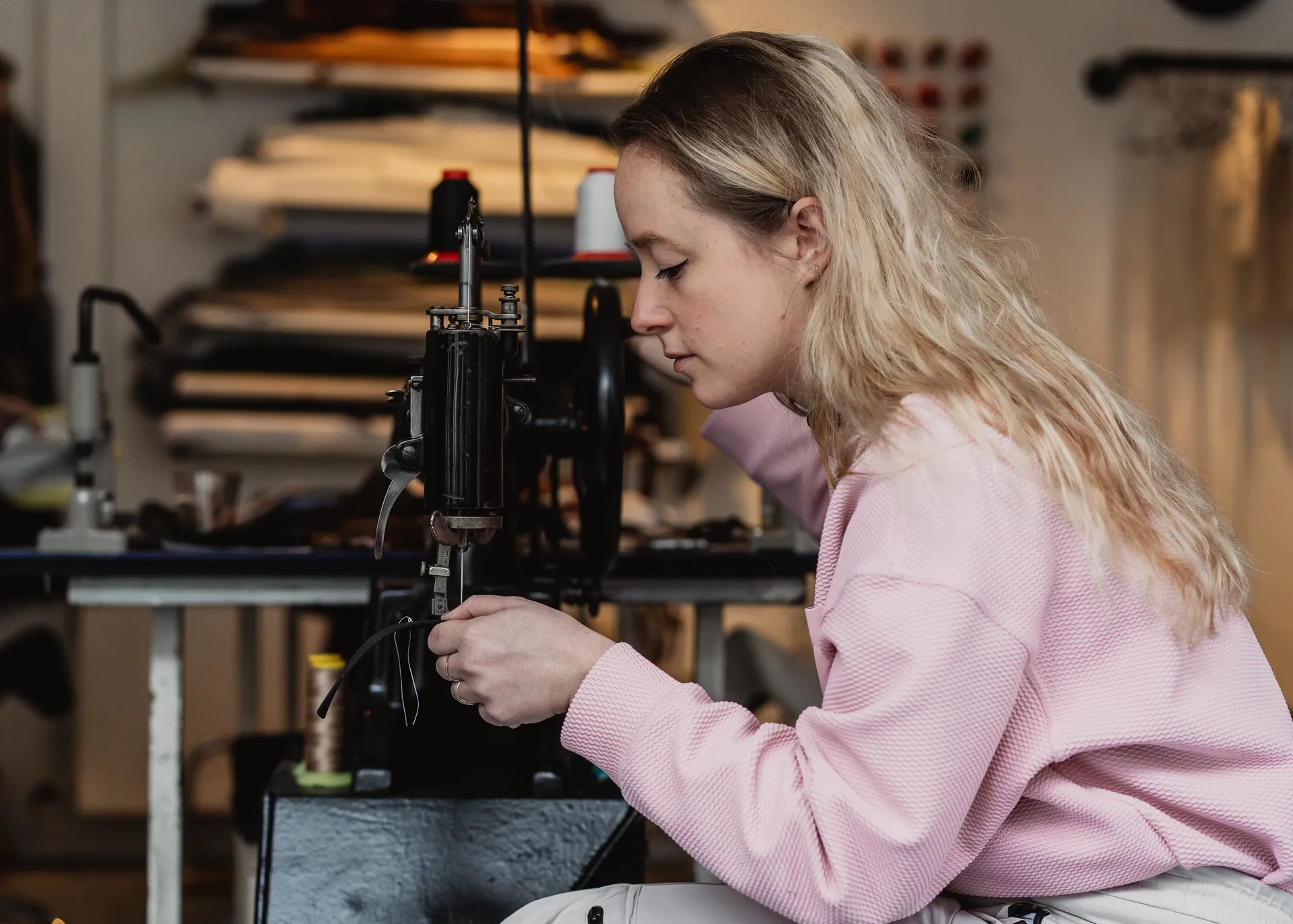 Picture of Saar from SAARBARBAARS working in her atelier behind a sewing machine