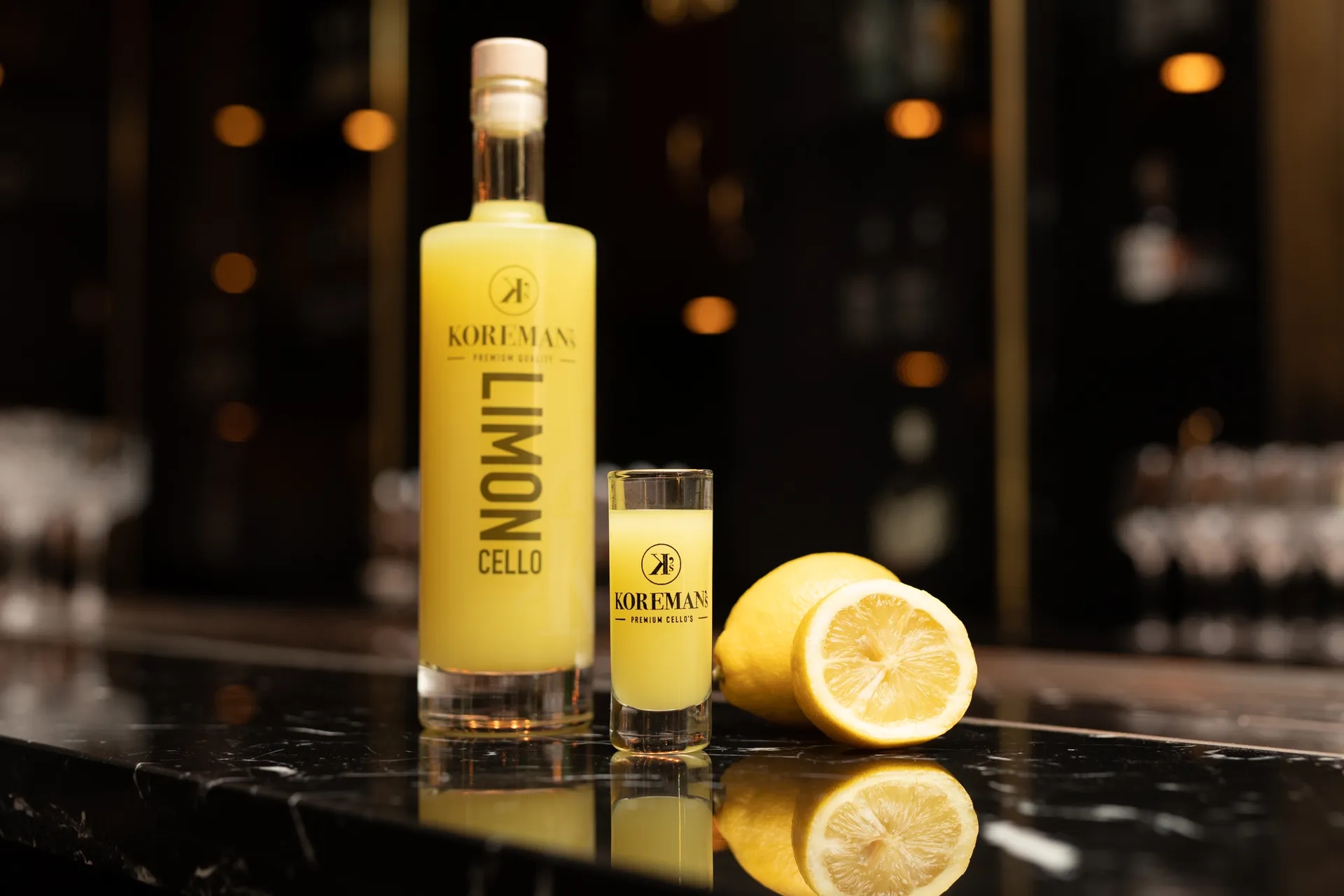 Fles en shotglas met Koreman's Limoncello. Er ligt ook een citroen