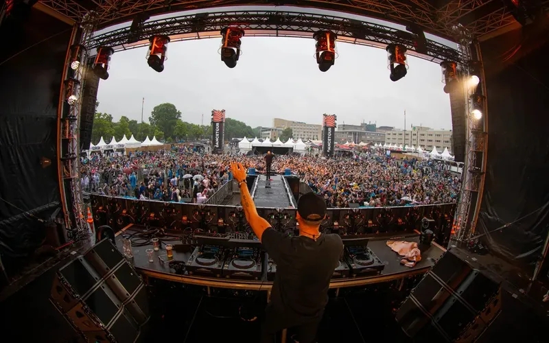 Dancetour.
