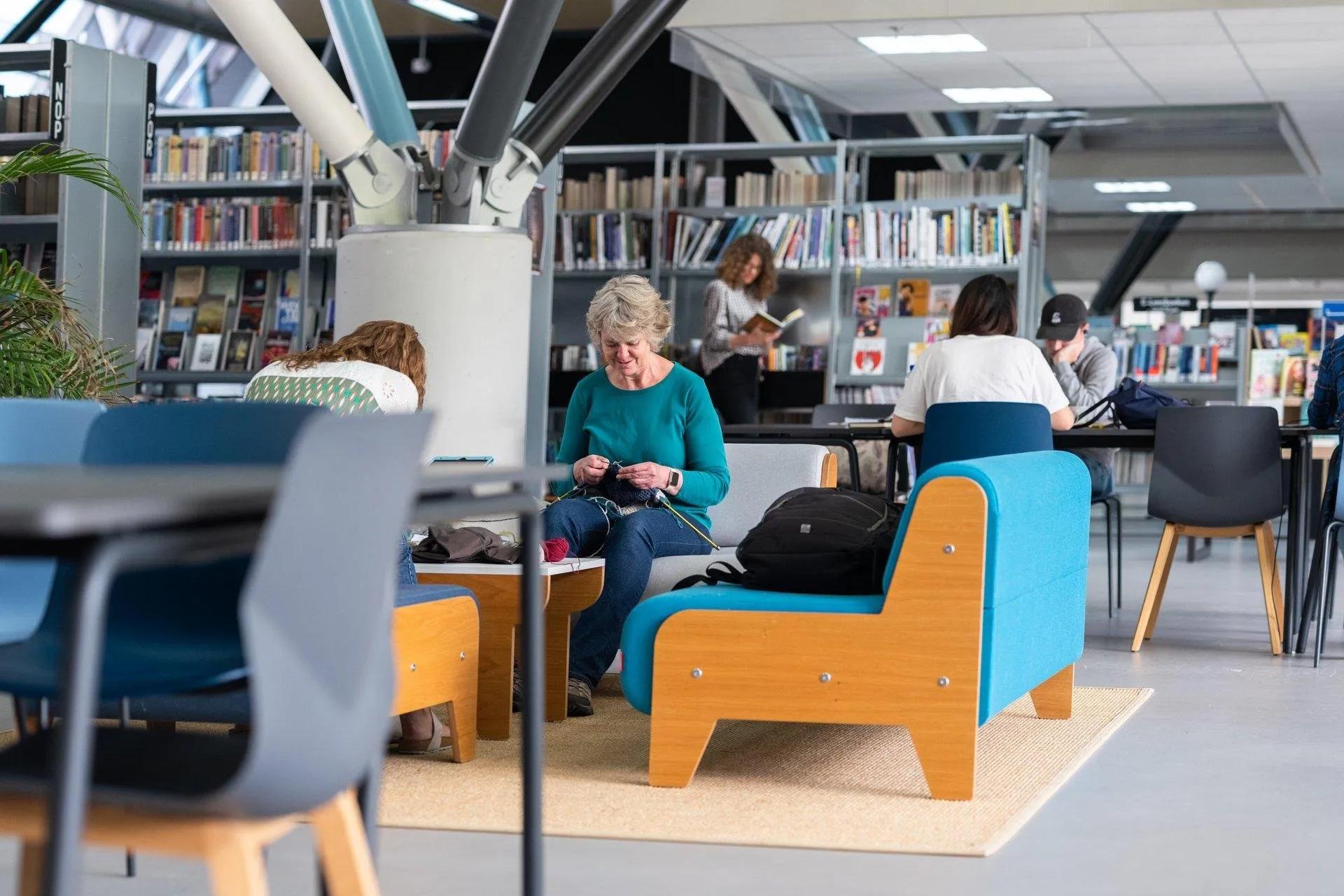 Foto van een vrouw die kleding breit in de Nieuwe Veste Breda