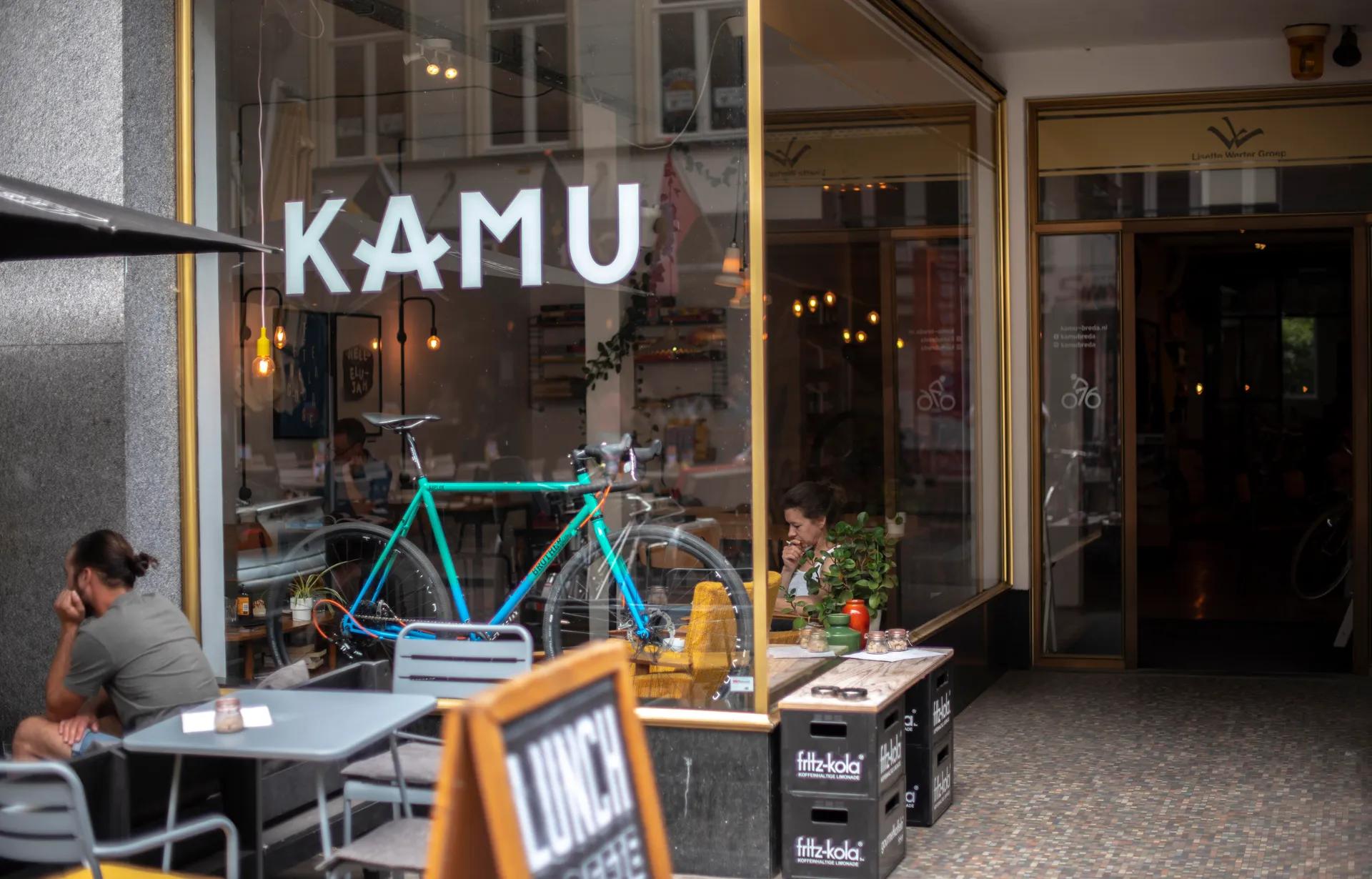 kamu in breda, een koffie en fietsen winkel
