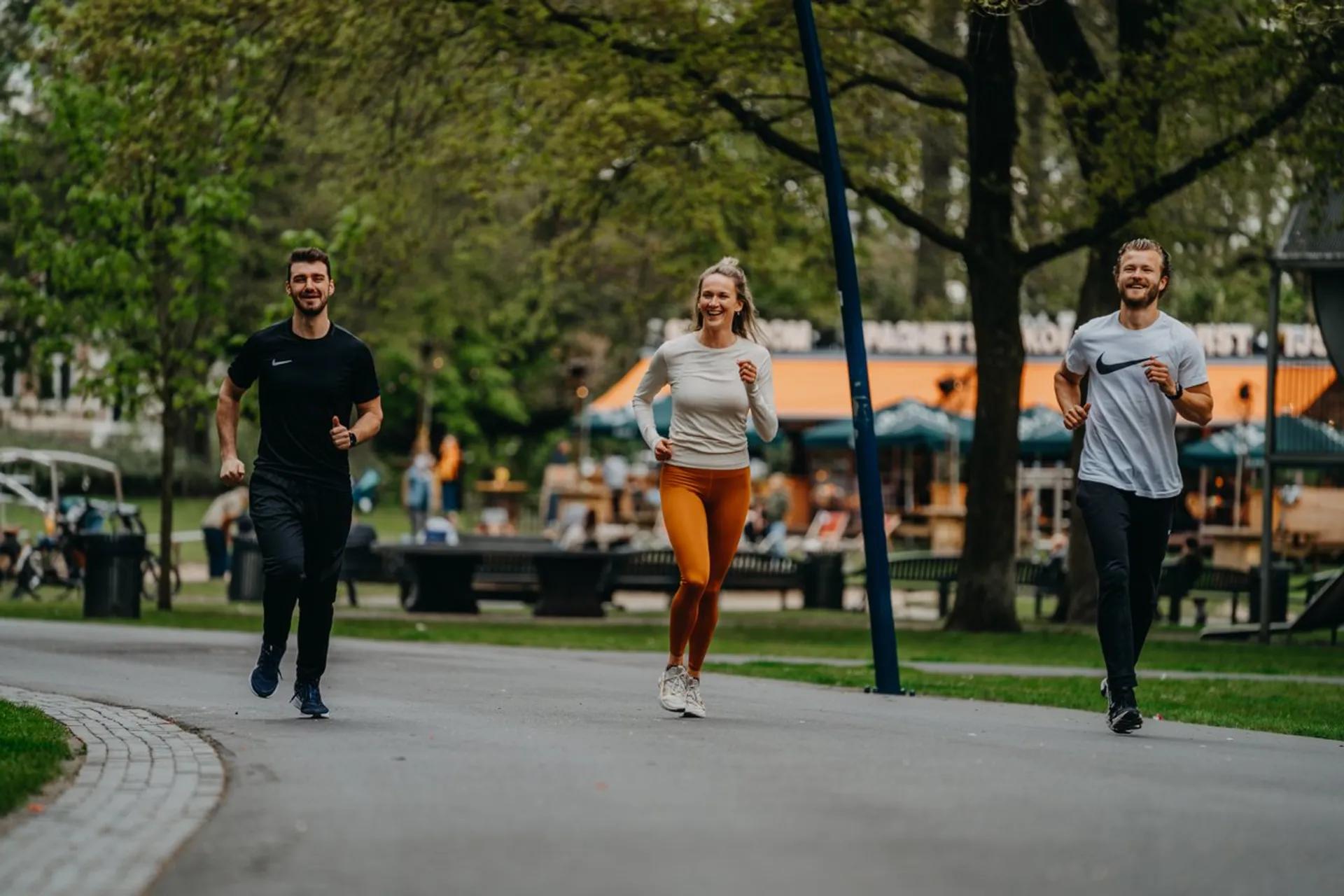 3 joggers in Valkenberg Park.