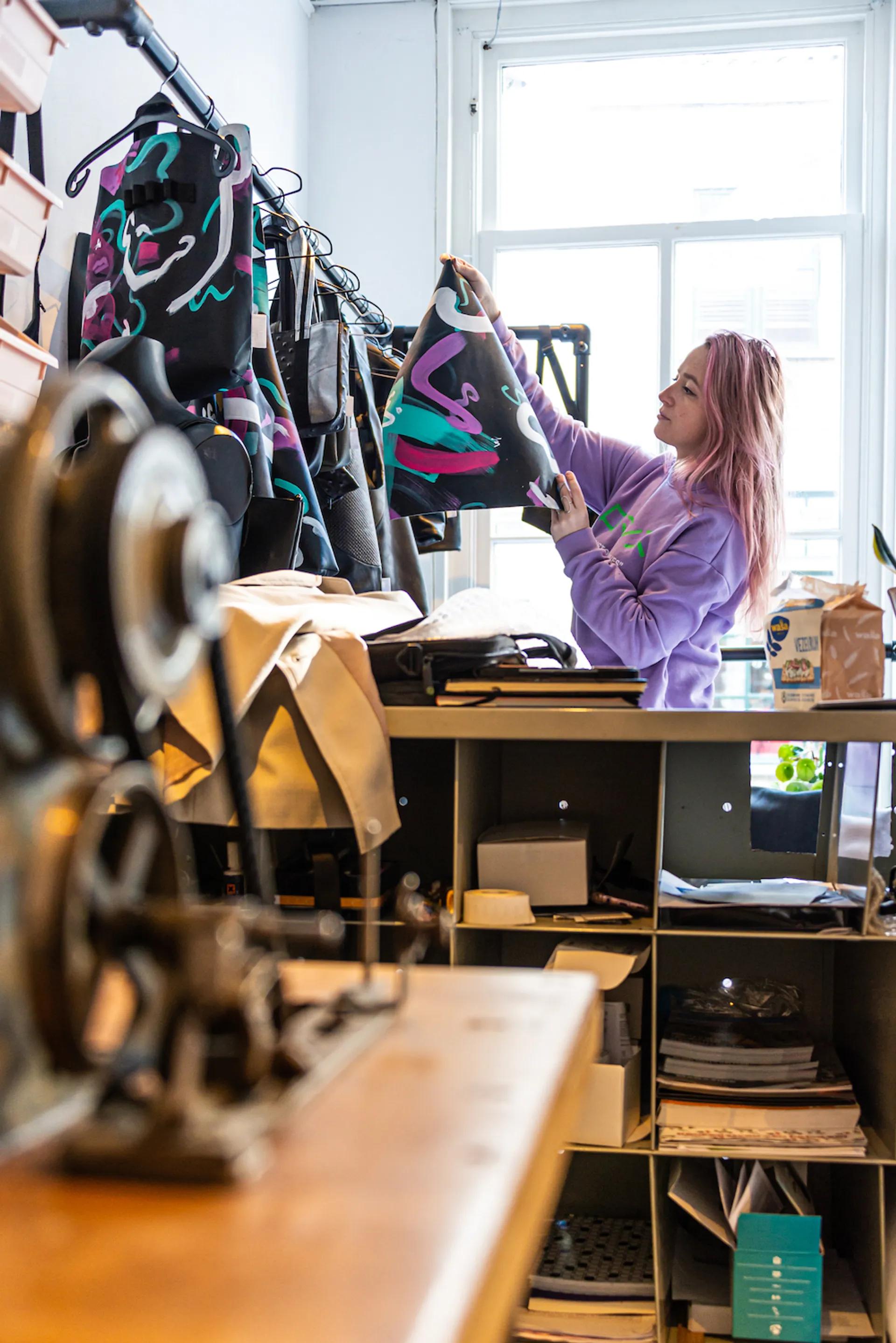Saarbarbaars die in de winkel een nieuwe tas ophangt